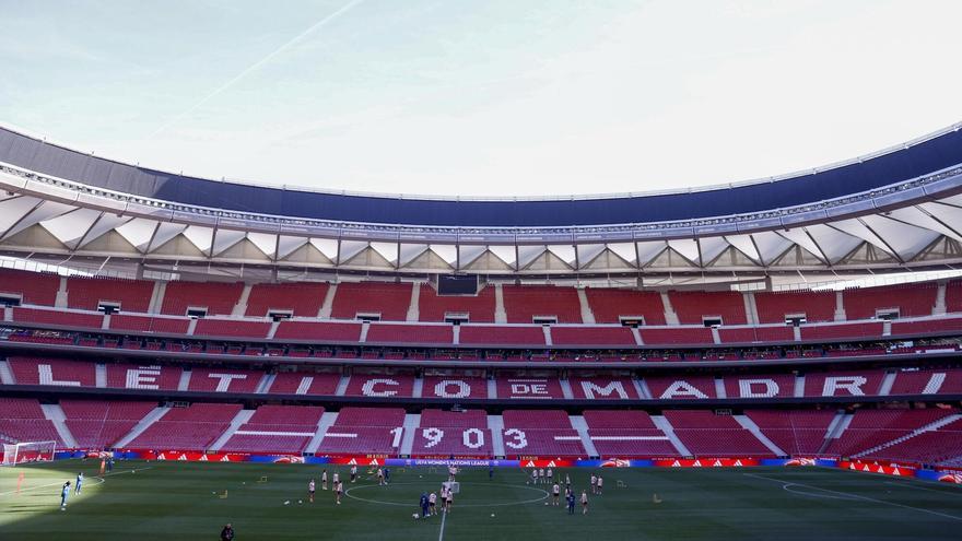 Jugadoras de la selección española femenina de fútbol durante el entrenamiento celebrado este lunes en el estadio Metropolitano.