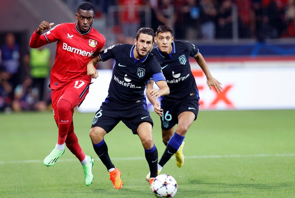 Koke, en una jugada del partido disputado en el BayArena de Leverkusen.