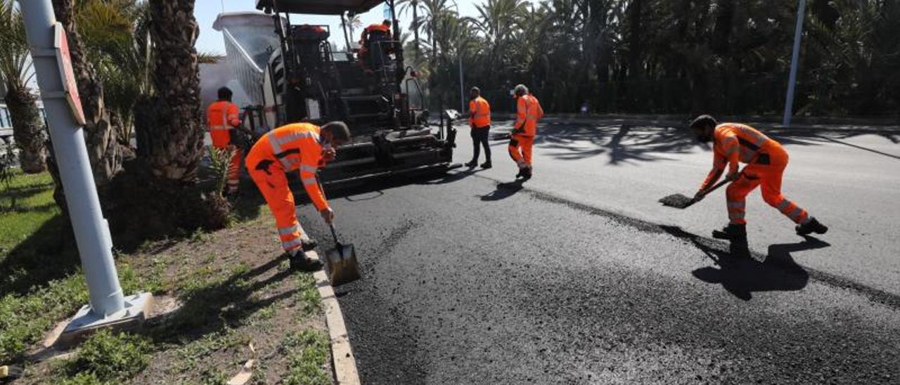 Trabajos de asfaltado en el Camino del Pantano, el año pasado. | ANTONIO AMORÓS