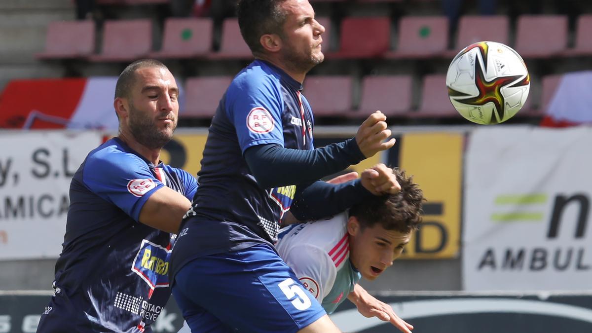 Campillo y Pedro García en una acción defensiva.