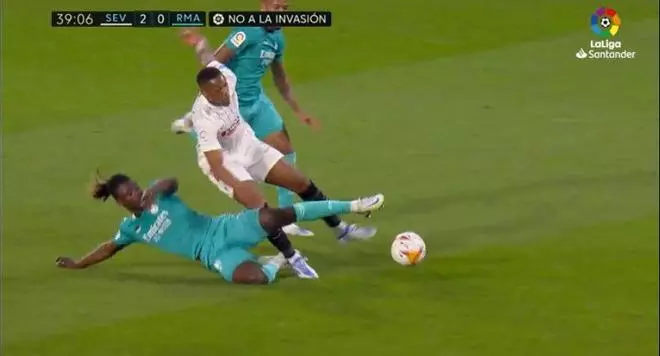 Las decisiones arbitrales controvertidas que han marcado el título de Liga del Madrid