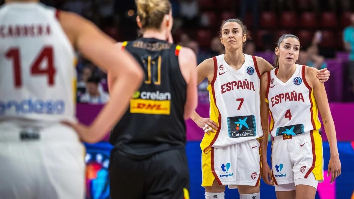 Alba Torrens y Mariona Ortiz, tras perder la final.