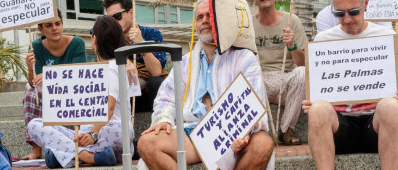 Una protesta contra el alquiler vacacional en el paseo de Las Canteras.