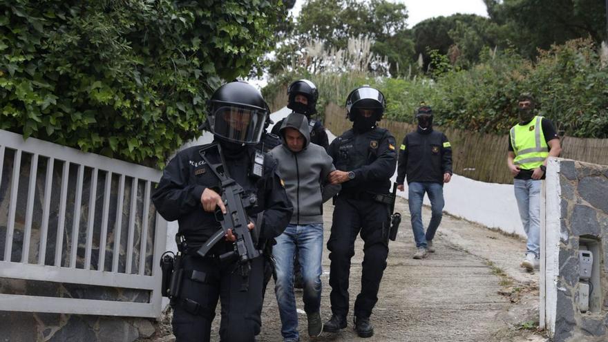 Diversos mossos s’emporten un detingut durant una operació antidroga a Lloret de Mar.