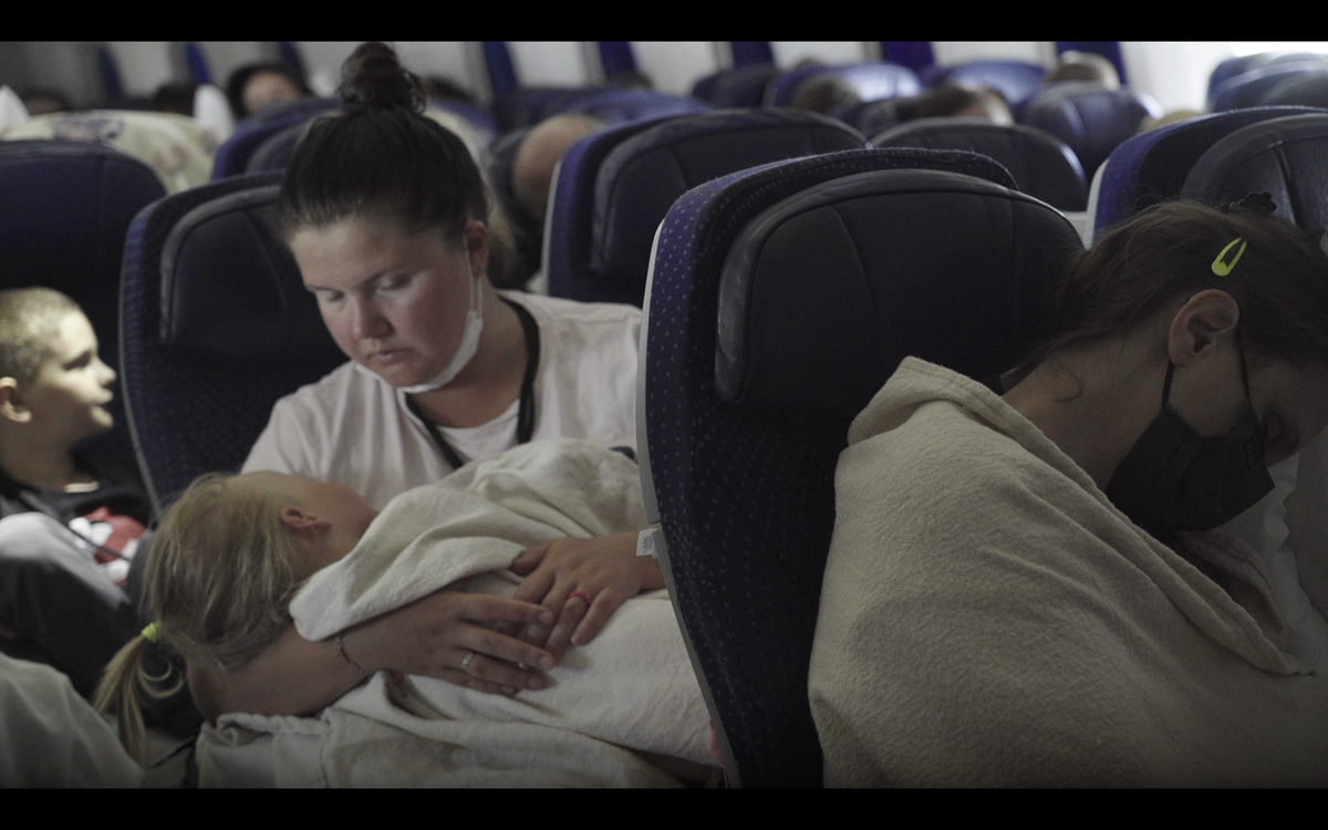 Una madre ucraniana y su hijo, ya sentados en el Boeing 787 de Solidaire, en Varsovia, rumbo a Madrid.