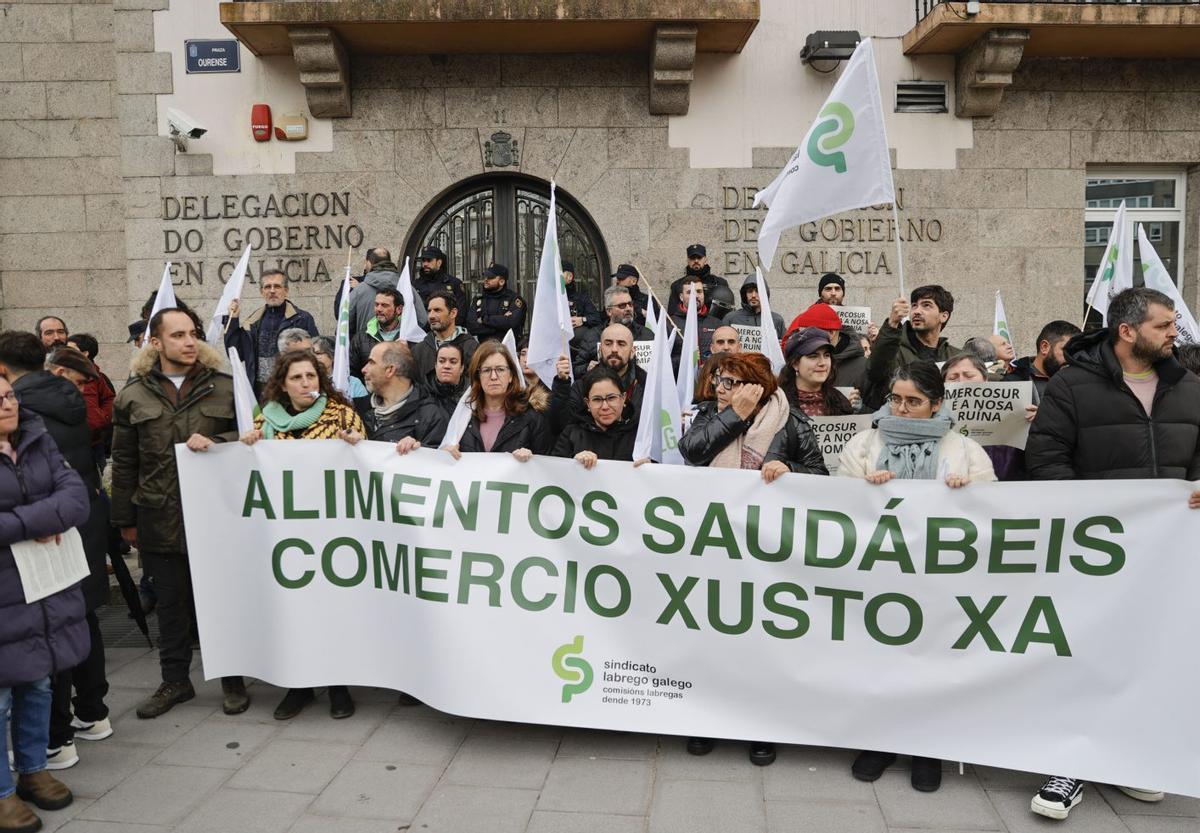 Agricultores y ganaderos, ayer ante la Delegación del Gobierno en A Coruña. |  Cabalar