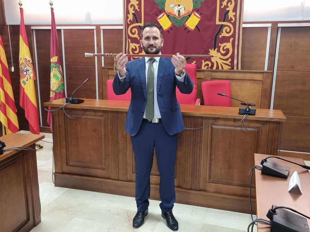 Manuel Martínez sostiene el bastón de mando.