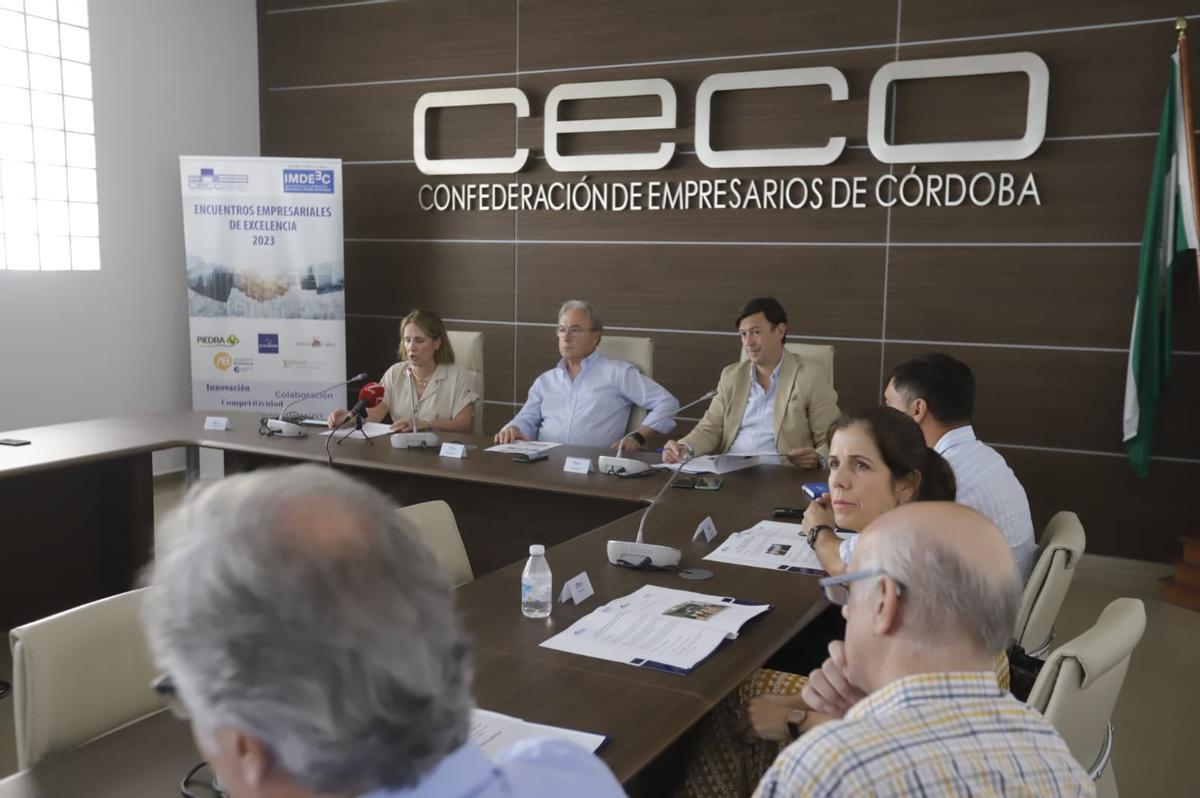 En la presidencia, María Antonia Bolaños, Antonio Díaz y Gonzalo Esparza, junto a otros asistentes al acto.