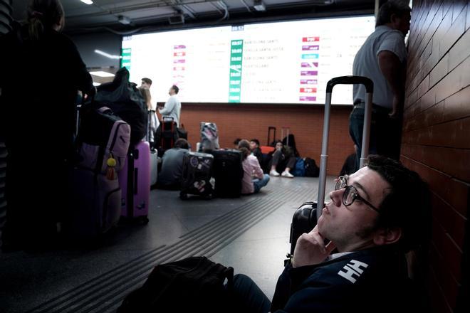 Viajeros en la estación de Atocha después del apagón eléctrico del día 28