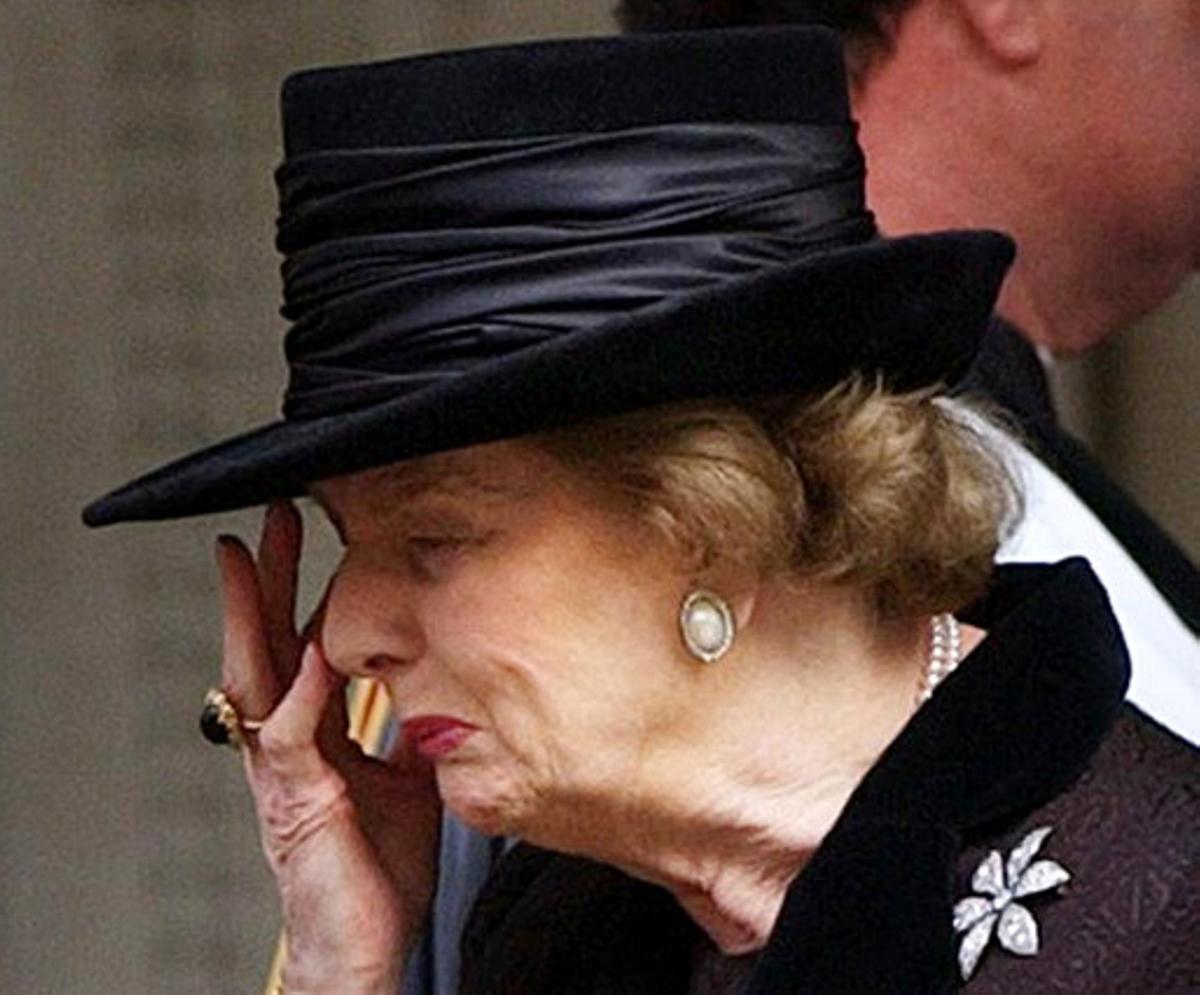 La Dama de Hierro llora, durante el funeral de su marido, el 30 de octubre del 2003.