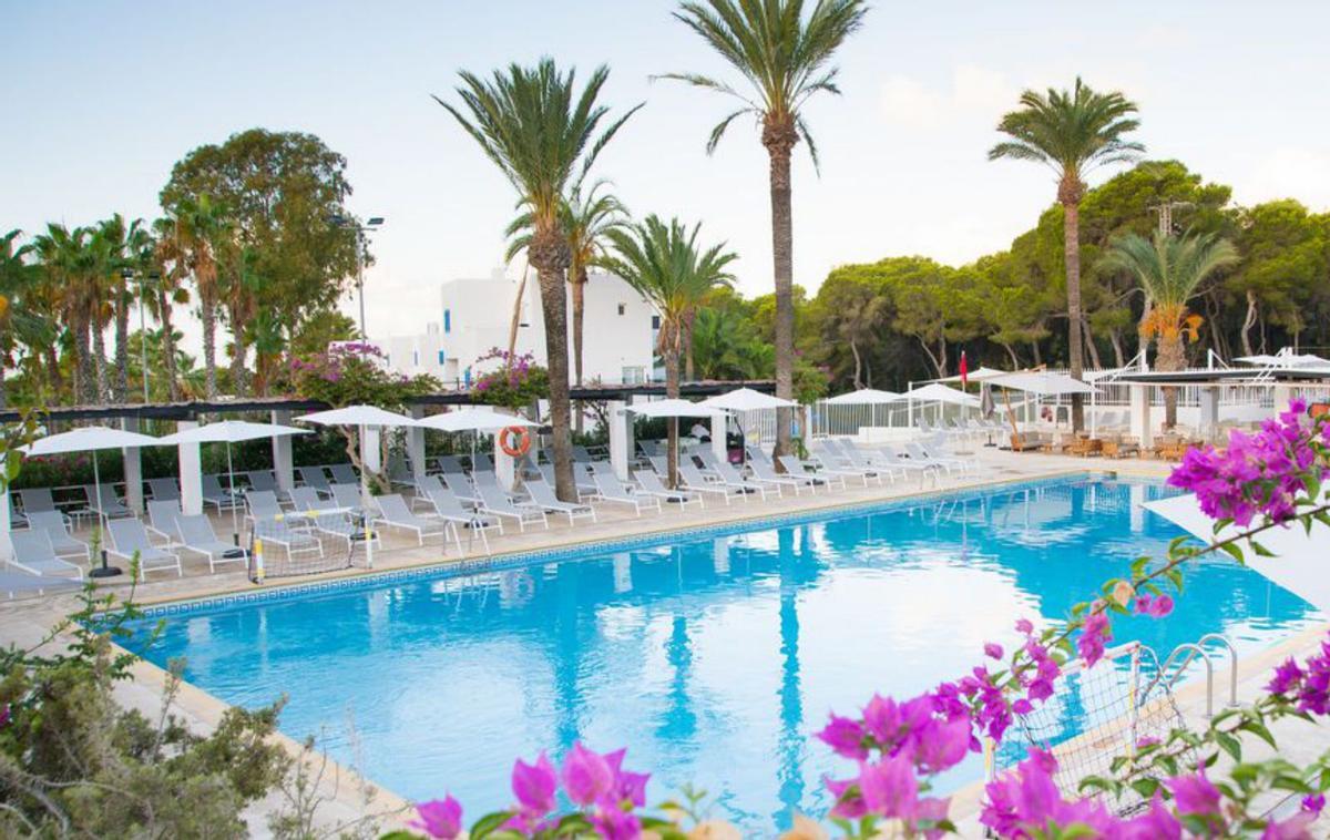 El restaurante está en la terraza de la piscina. | CALA LLENYA RESORT