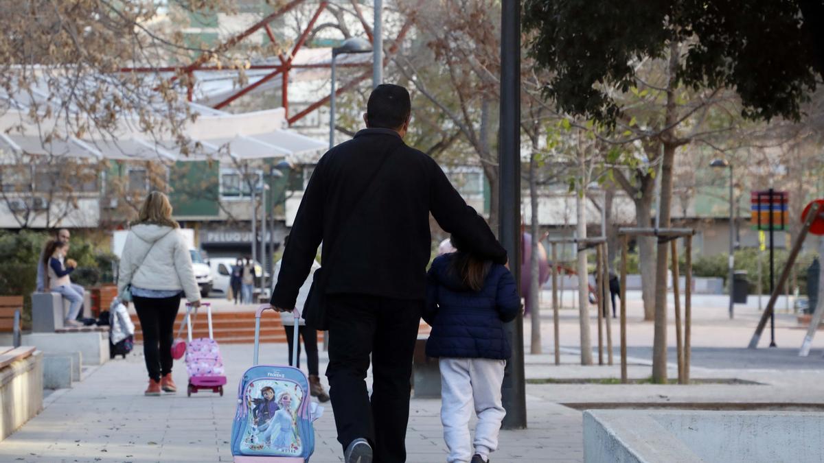 Un padre lleva a su hija al colegio en el CEIP Ciutat de Bolonia