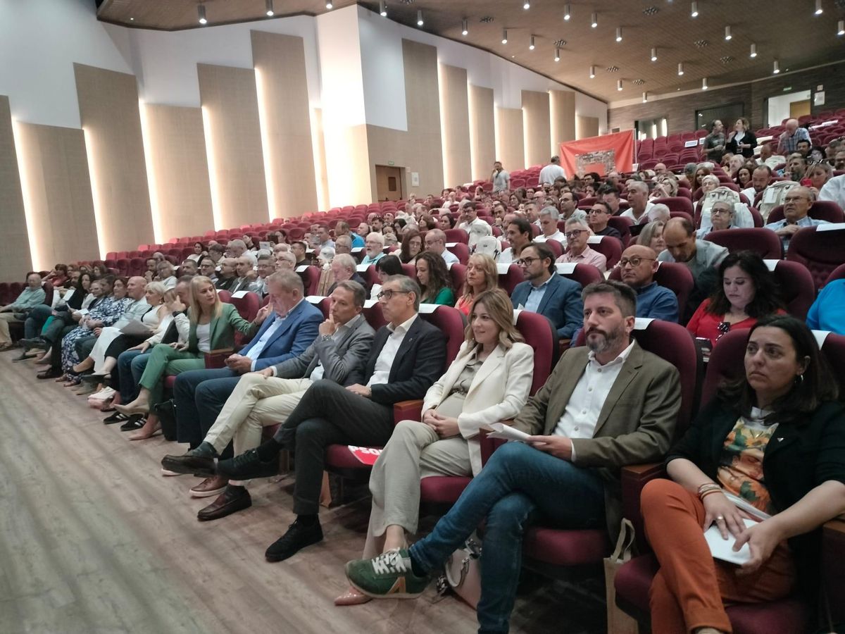 Numerosos asistentes al 13º Congreso Regional de Comisiones Obreras en Lorca, este jueves.