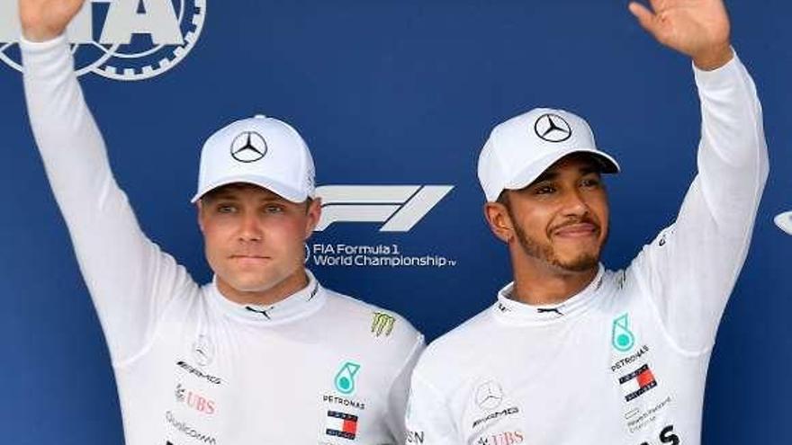 Hamilton (izquierda), junto a su compañero Bottas.