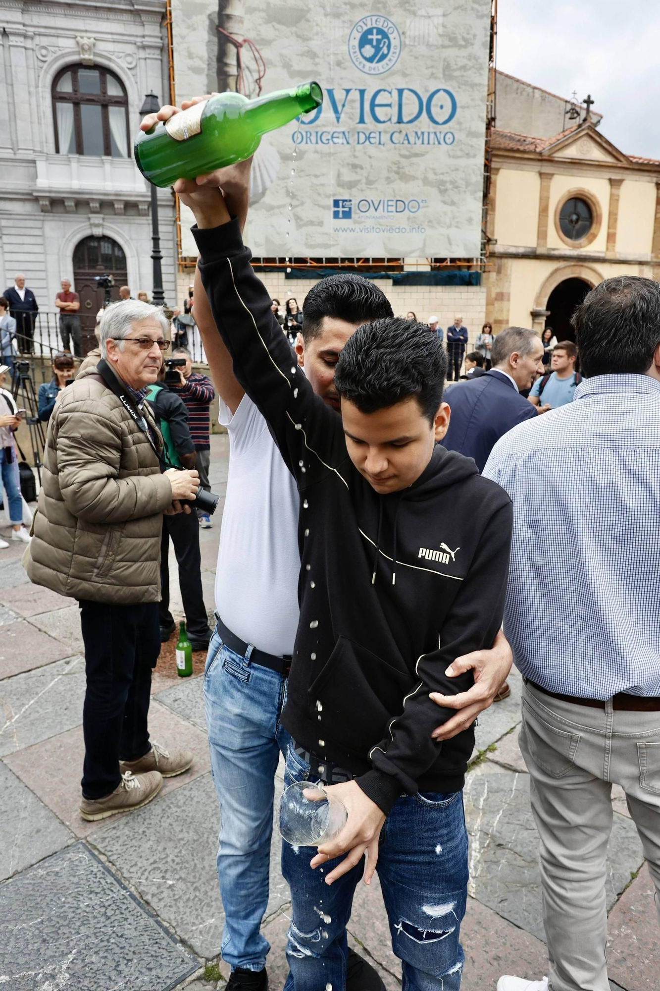 Cientos de brazos al aire junto a la Catedral de Oviedo para que la sidra sea patrimonio de la humanidad