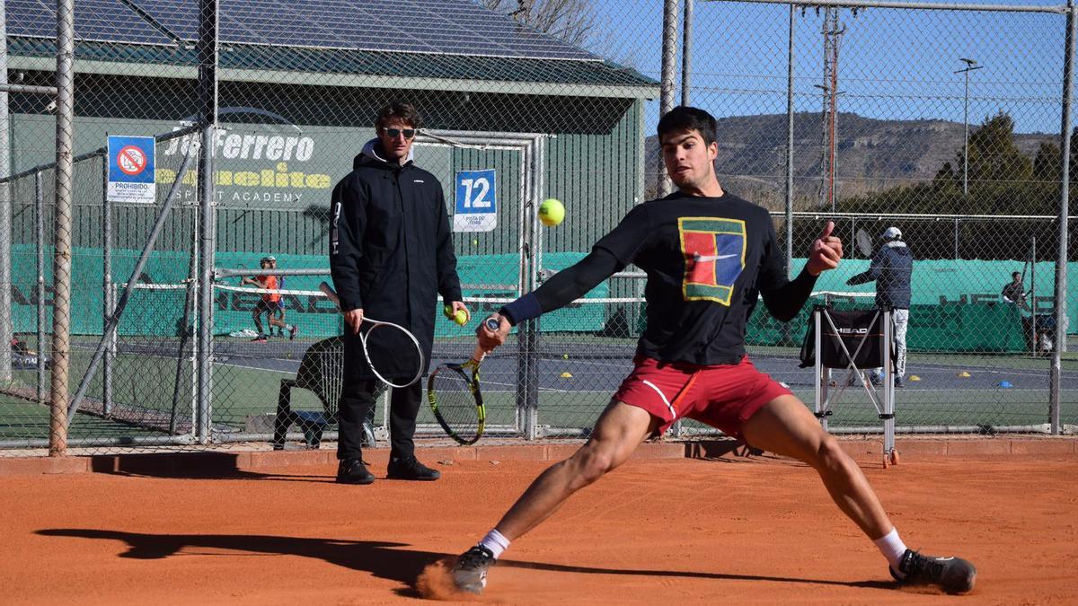 Carlos Alcaraz, entrenando en Villena ante la atenta mirada de Juan Carlos Ferrero