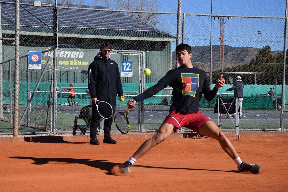 Carlos Alcaraz, entrenando en Villena ante la atenta mirada de Juan Carlos Ferrero