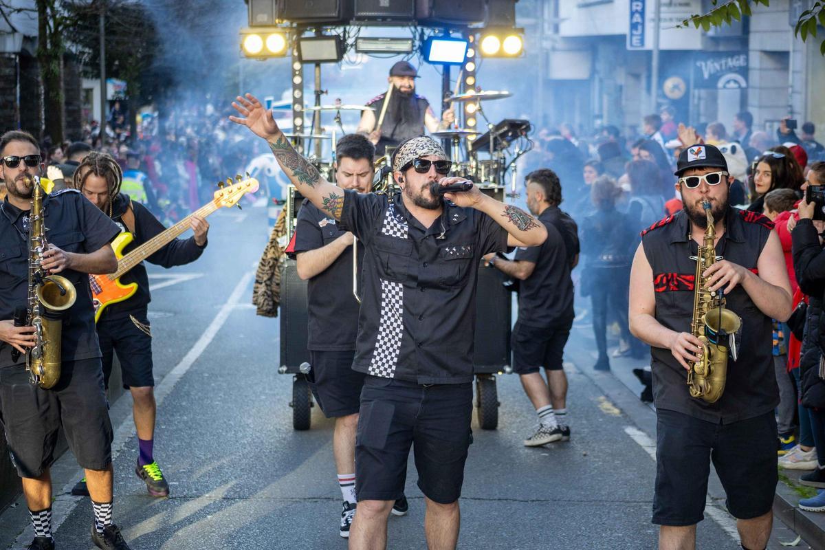 Vintedúas comparsas e dez carrozas: Santiago celebra o día grande do seu Entroido