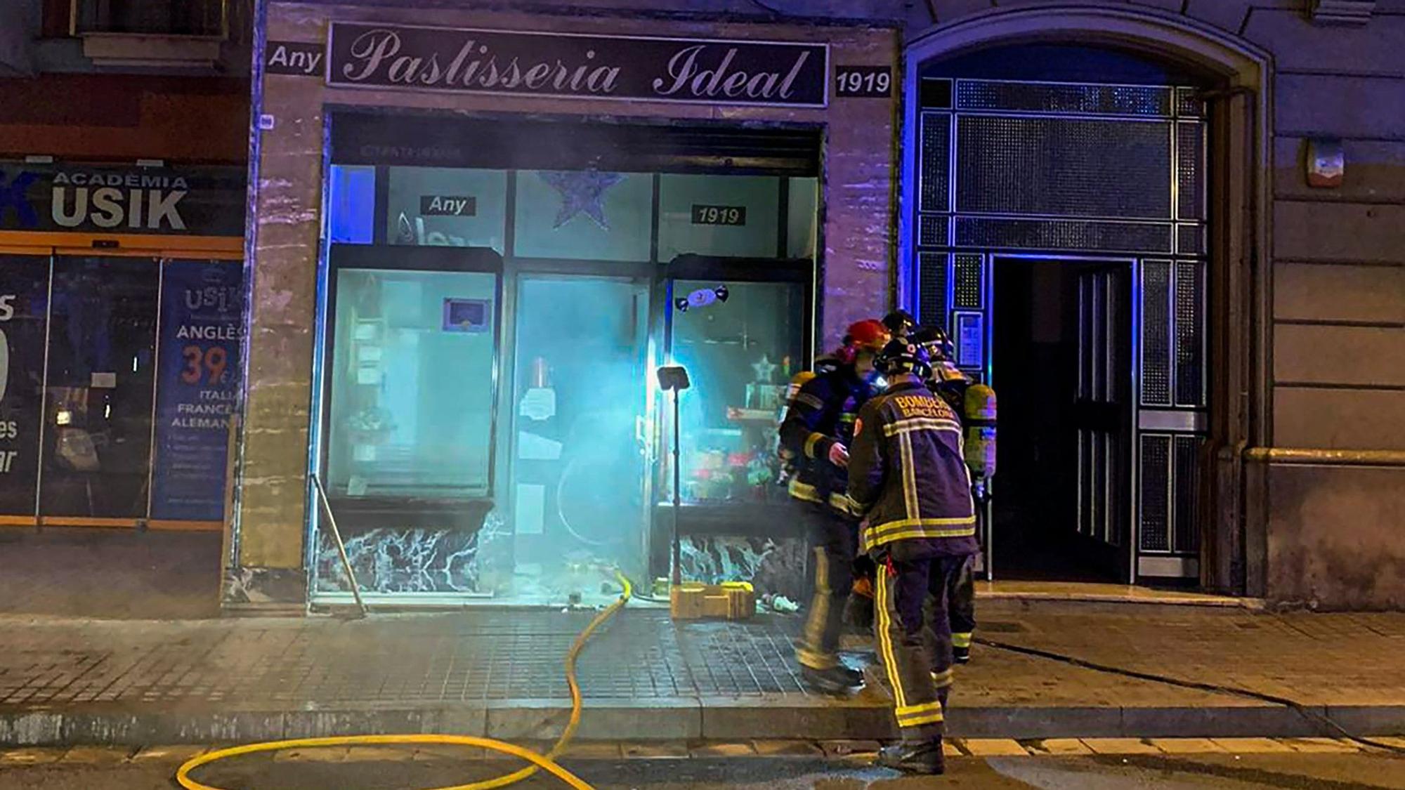 Un incendio ha quemado en la madrugada de este viernes una pastelería centenaria del barrio barcelonés de Gràcia, la Ideal