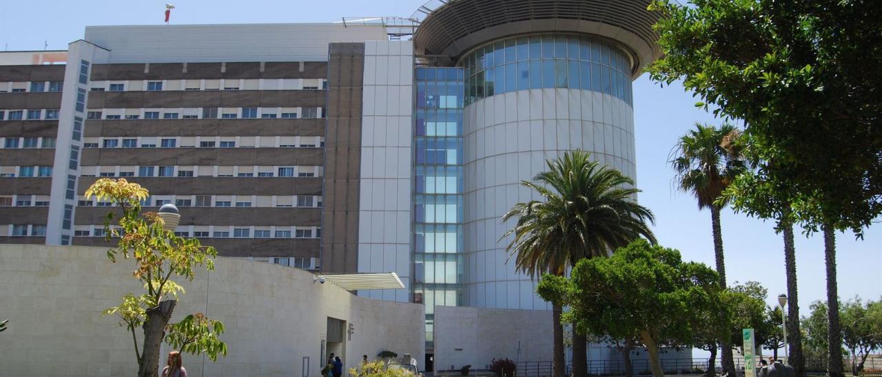 El Hospital Universitario de Canarias, el centro en el que está ingresado el joven de 15 años con posible hepatitis.  | | LP/DLP