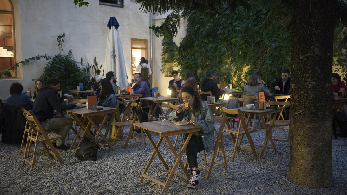 Un clásico de los ránkings de jardines secretos: la terraza del bar de La Central del Raval.