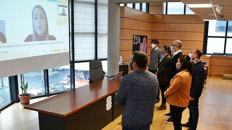 Seguimiento online en el salón de plenos de Moaña del acto institucional en Madrid en el Día de la Parálisis Cerebral.