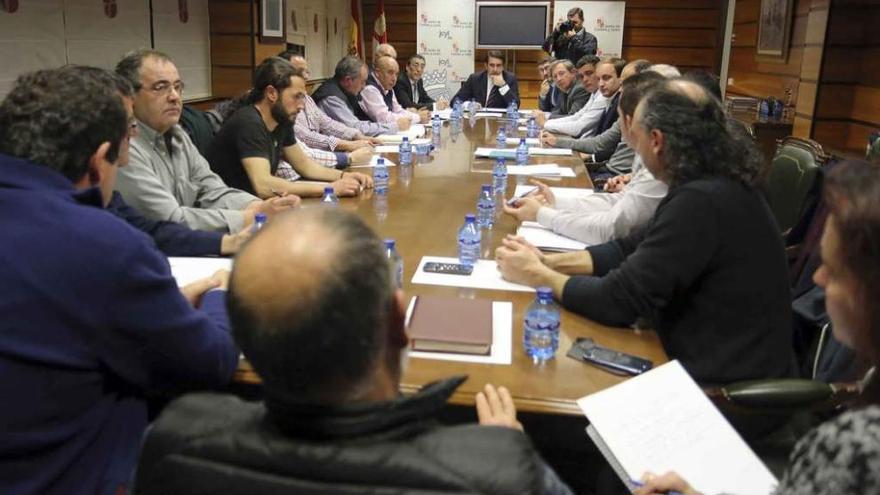 Representantes sindicales reunidos con miembros de la Junta de Castilla y León.