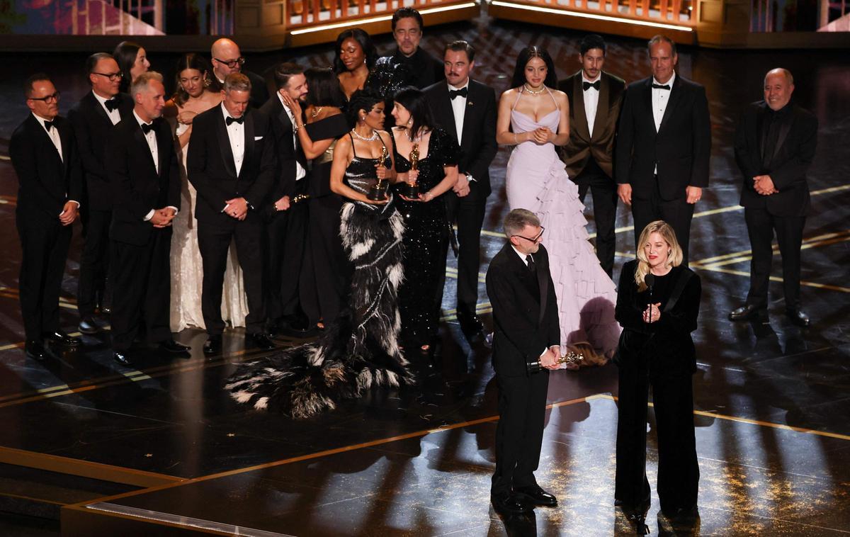 El director Paul Thomas Anderson y la productora Sara Murphy recogen el Oscar a mejor película por 'Una batalla tras otra', acompañados por el resto de actores y de parte del equipo.