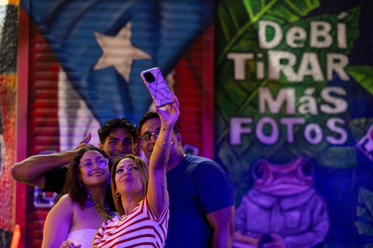 Fans del puertorriqueño antes de uno de sus conciertos en San Juan.