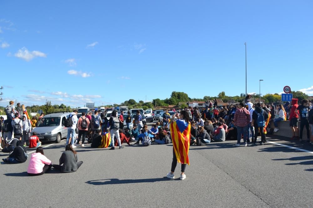 Els estudiants buiden les aules i tornen a tallar el trànsit a Manresa