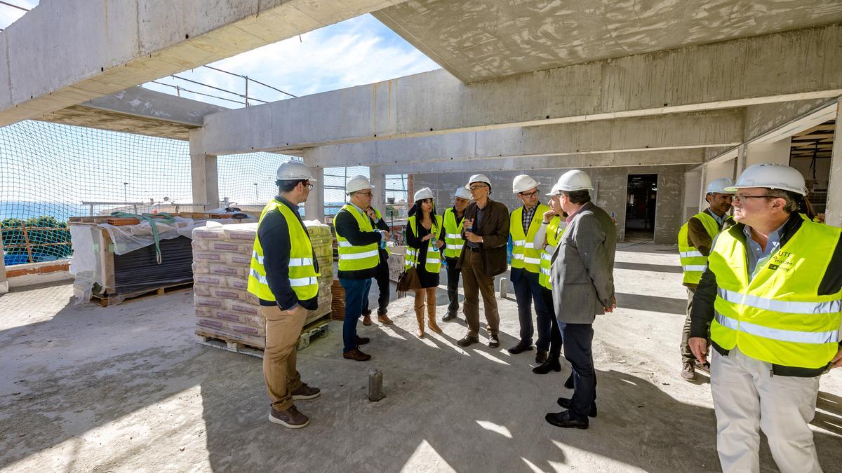 Un momento de la visita al edificio en construcción en La Vila.