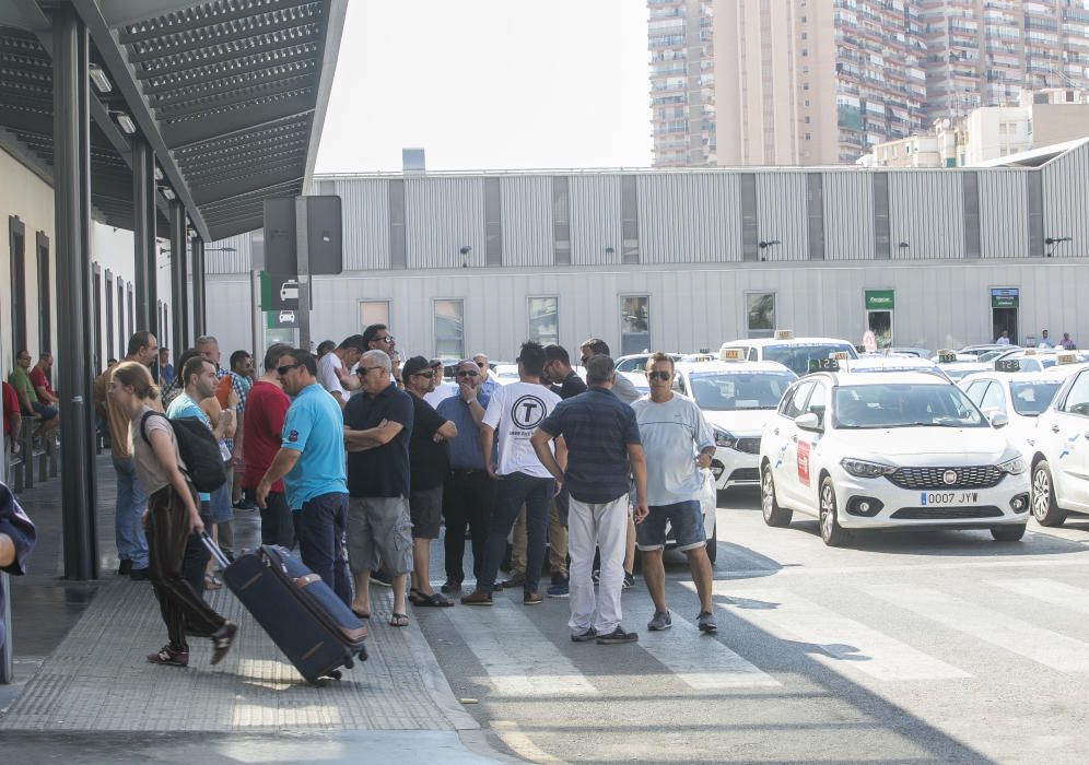 La huelga indefinida continúa: turistas cargados de maletas sin taxi en Alicante.