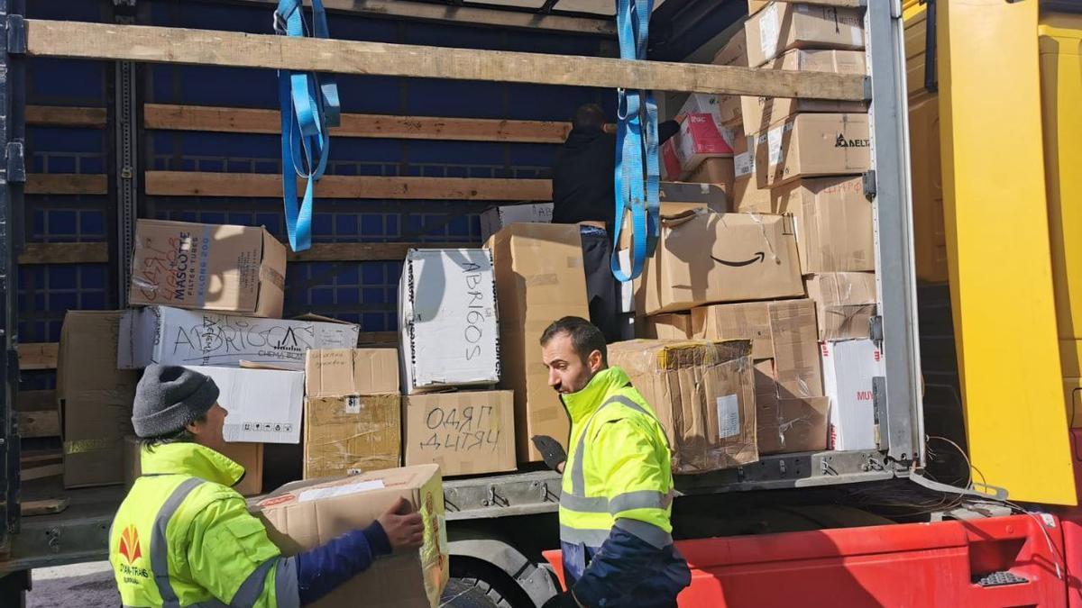 Descarga de camión con ayuda desde Castellón en la frontera con Ucrania.