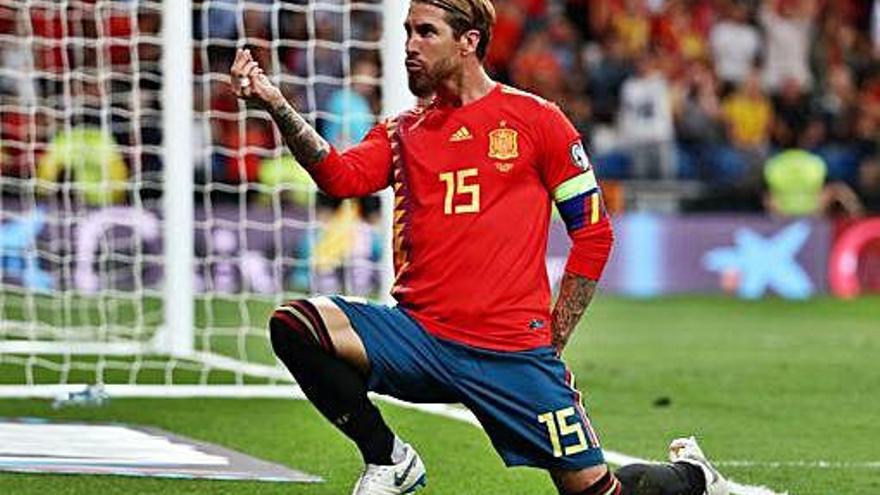 Sergio Ramos, que recibió un homenaje, celebra su gol.