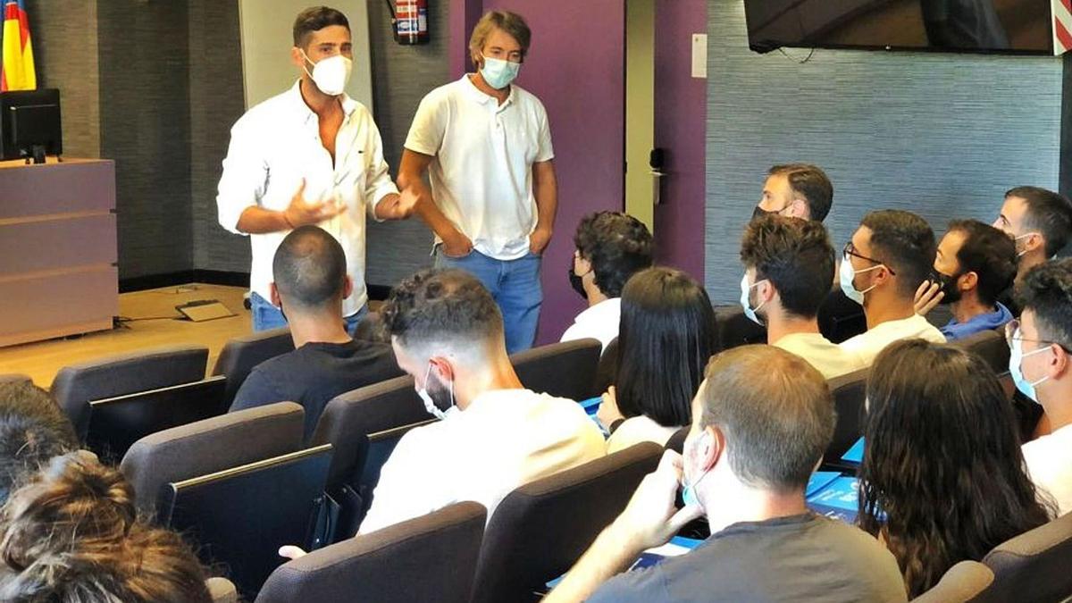 Raúl Valdesuso y Fran Ortega, en la sesión inaugural del título de Neuromodulación.