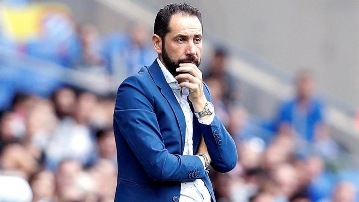 Pablo Machín, con gesto serio desde la banda