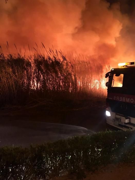 Un incendio obliga a desalojar el camping de Almenara