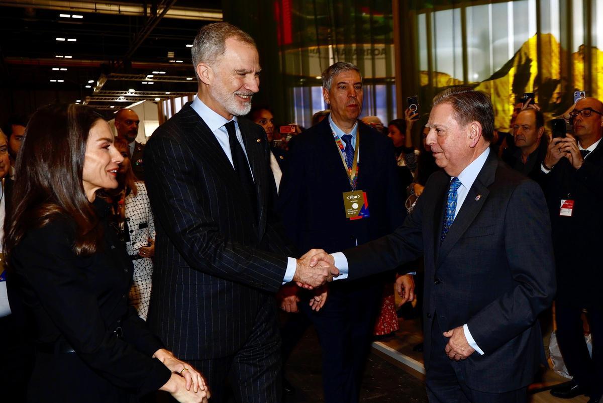 Alfredo Canteli, a la derecha, saludando a los Reyes en Fitur.