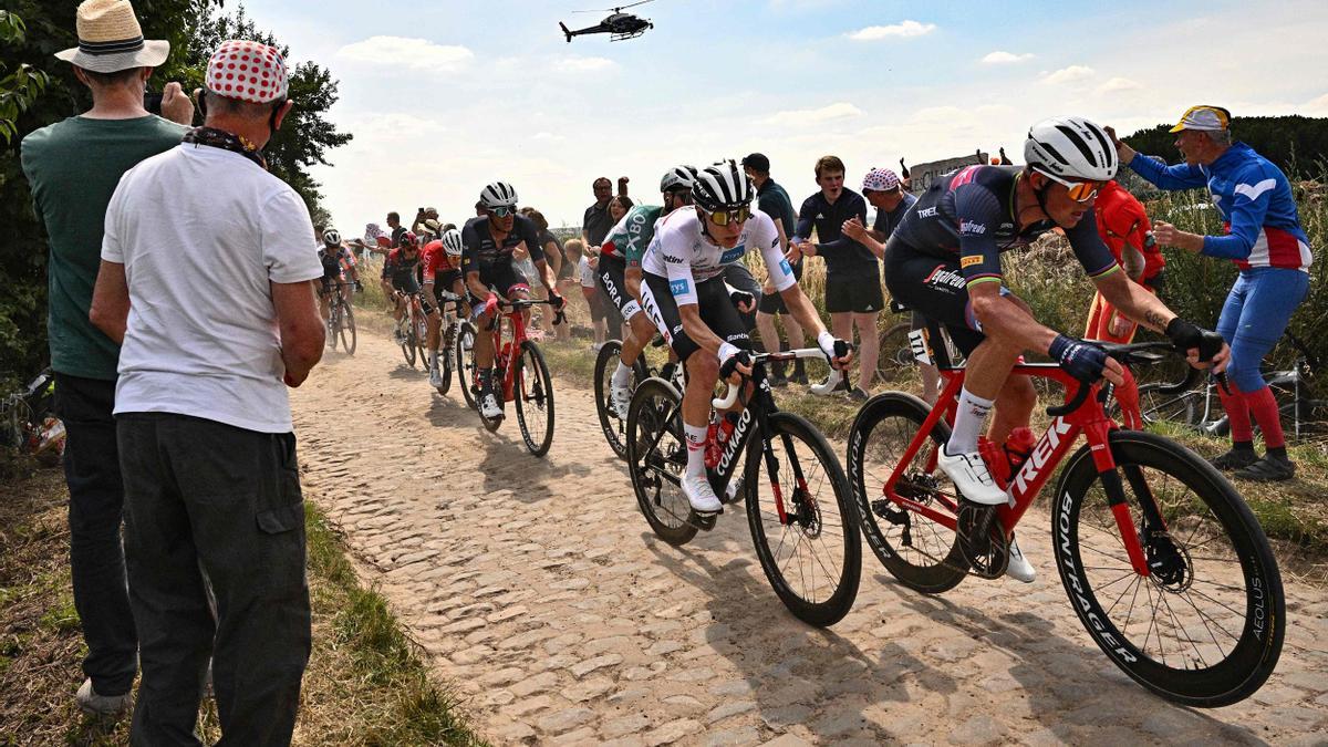 Mads Pedersen , y el ciclista esloveno del equipo UAE Team Emirates, Tadej Pogacar (2.º der.), recorren el tramo de adoquines en la quinta etapa del Tour de Francia. 153,7 km entre Lille y Arenberg Porte du Hainaut.