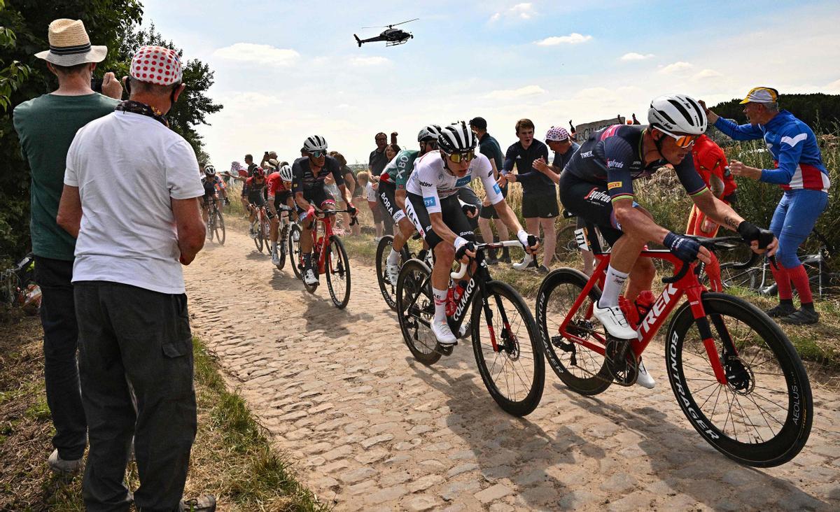 Pogacar li roba la cartera al Jumbo sobre les llambordes del Tour