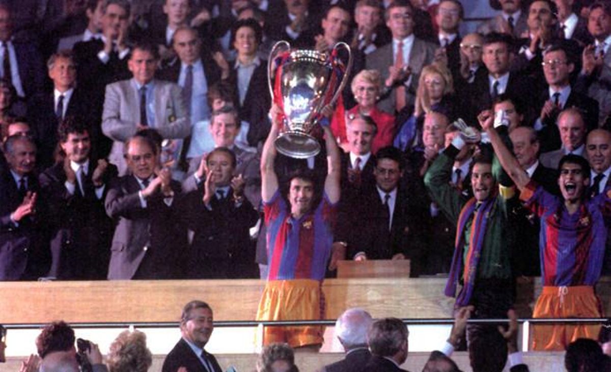 L’honor del capità. Després de 12 anys vestint la samarreta blaugrana, José Ramón Alexanko va ser l’encarregat de rebre la primera Champions de la història del Barça.
