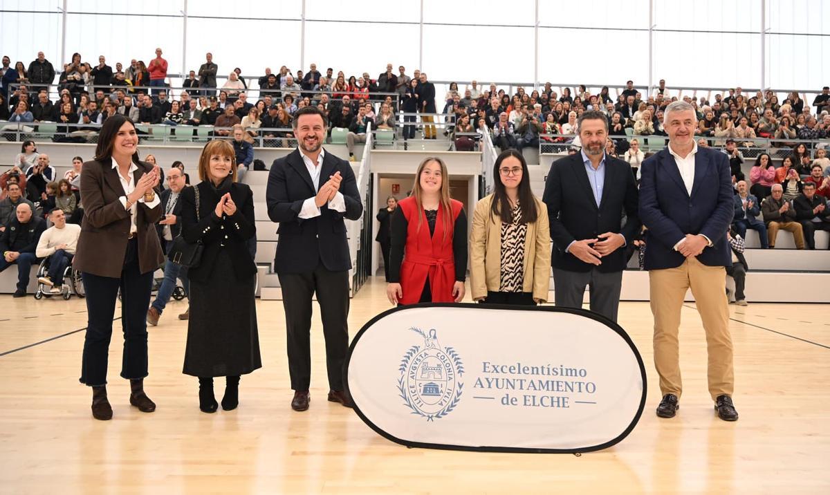 Foto de familia antes de realizar los discursos inaugurales del nuevo pabellón de Elche