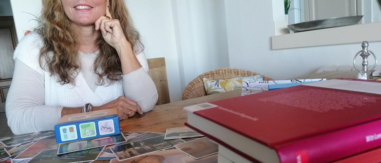 Stephanie Witt-Loers mit einigen ihrer Bücher und Trauerkarten in ihrem Ferienhaus auf Mallorca.