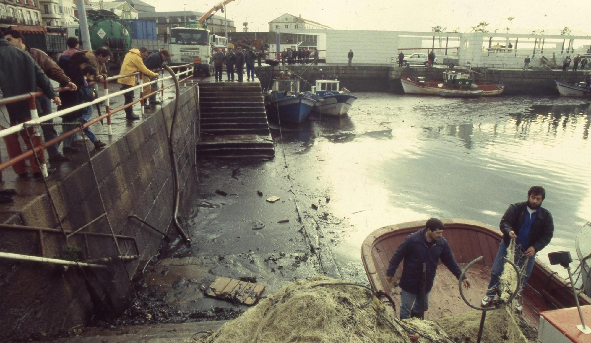 El petrolero Mar Egeo que llevaba 80000 toneladas de petroleo a la refinería de A Coruña embarrancó junto a la torre de Hércules partiéndose en dos y provocando una gran marea negra 1992 Magar (4).jpg