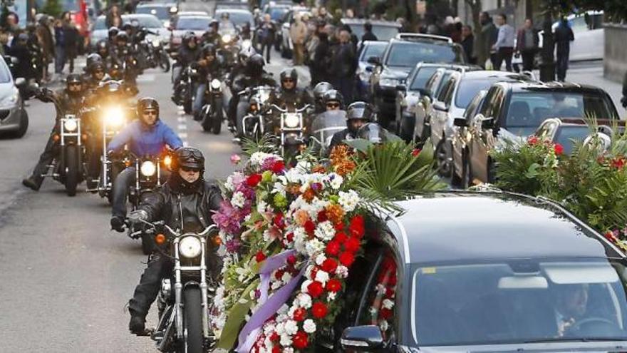 Una procesión de Harley-Davidson, el último adiós para un ovetense aficionado a las motos