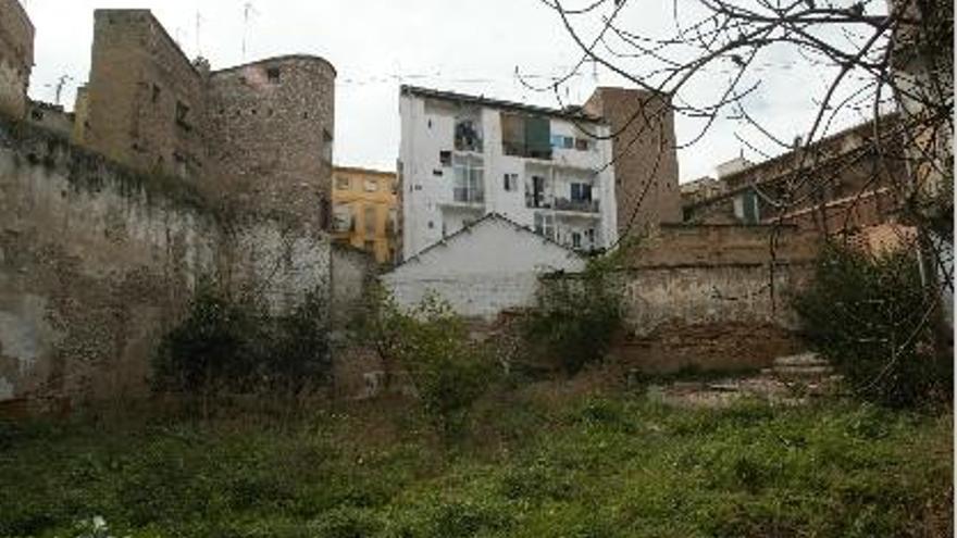 Solar junto a la muralla con las naves a expropiar en una imagen de 2006. Detrás el edificio recuperado.