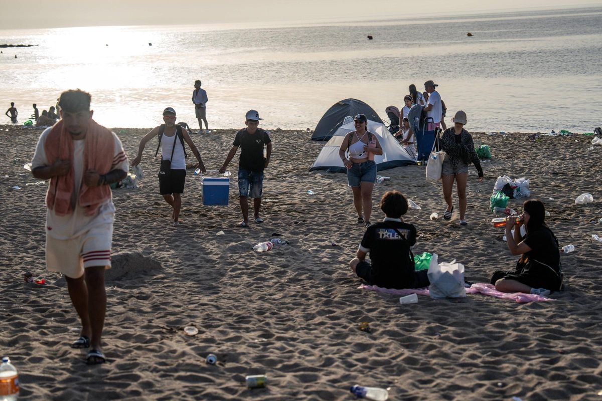 Limpieza de las playas de Barcelona tras la verbena de Sant Joan 2025