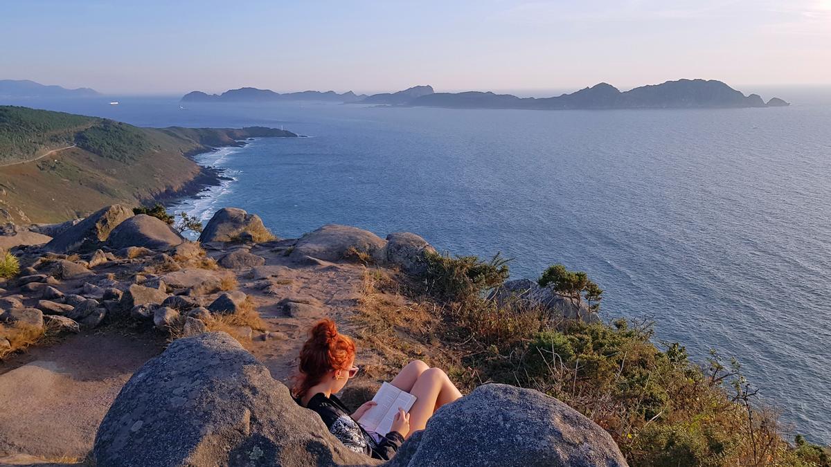 Vista de las Cíes desde el monte do Facho en Cabo Home.