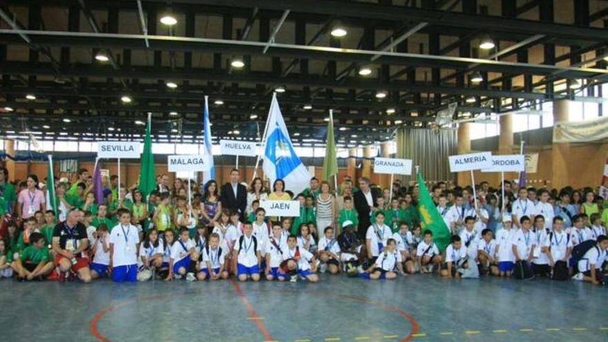 Los escolares con la autoridades en la foto de familia.