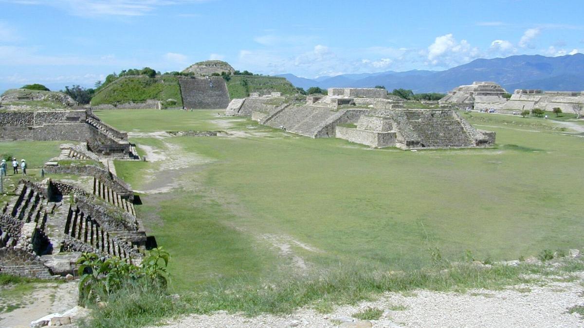 La plaza principal, en el centro de Monte Albán. La antigua ciudad mexicana se desarrolló durante un largo tiempo sin que exista una fuerte desigualdad socioeconómica o liderazgos autoritarios.